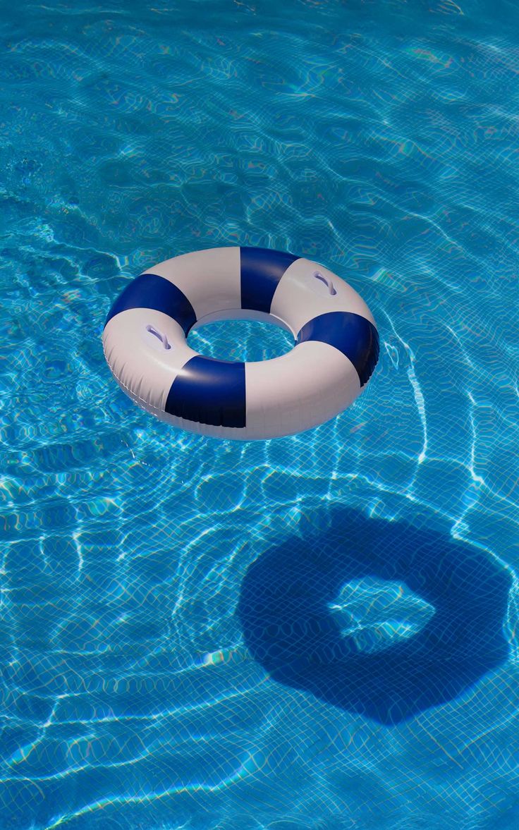 Agua azul brillante con un flotador blanco y azul